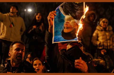 In London zünden iranische Demonstranten ein Bild von Ayatollah Khamenei an