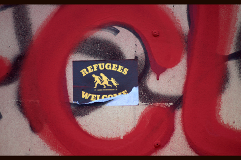 „Refugees Welcome“-Aufkleber in Berlin-Hellersdorf nahe einer Unterkunft für Geflüchtete