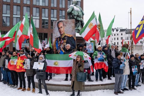 Foto: Menschenmenge mit iranischen Fahnen, großem Schah-Porträt, winterliche Stadt