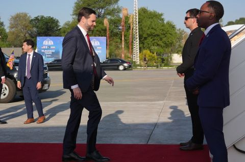 JD Vance besteigt Air Force Two