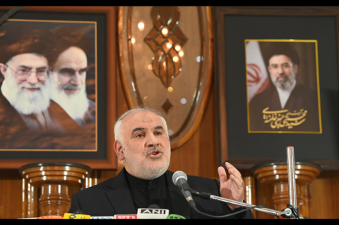 Der iranische Botschafter in Indien, Mohammad Fathali, spricht am 13. April 2026 auf einer Pressekonferenz in der iranischen Botschaft in Neu-Delhi 