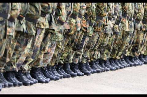Soldaten stehen in der Hauptfeldwebel-Lagenstein-Kaserne beim feierlichen Appell