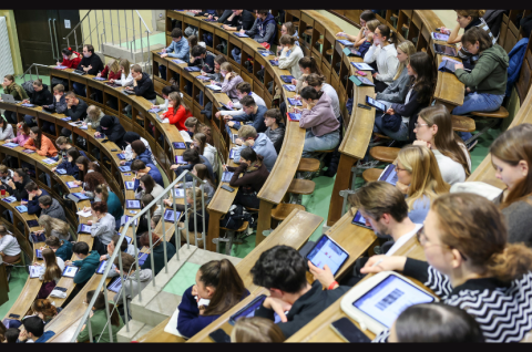 Studenten sitzen in einem Hörsaal (Symbolbild)