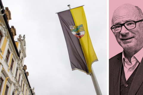 Flagge Sachsen-Anhalts vor dem Landtag in Magdeburg