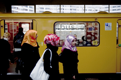 Junge Frauen mit Kopftuch in Berlin