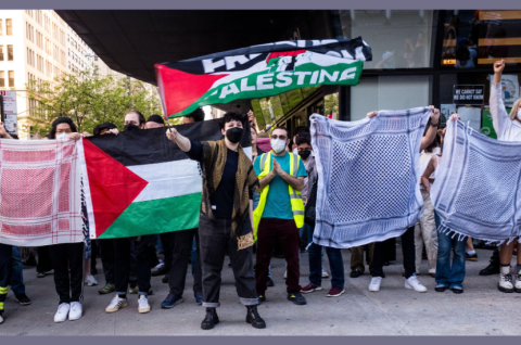 Pro-palästinensische Demonstranten halten Kufiyas und palästinensische Flaggen hoch, um die Sicht der Presse zu blockieren