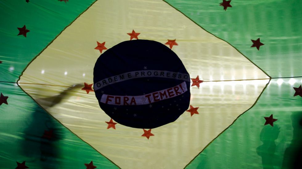 Demonstranten tragen die Nationalflagge Brasiliens bei einem Protest gegen Interimspräsident Michel Temer im Juni