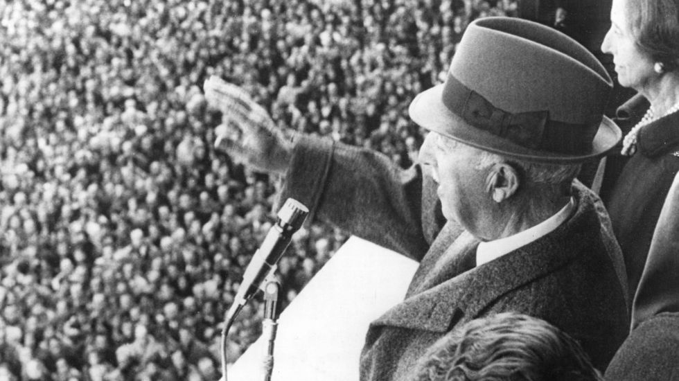 General Franco winkt vom Balkon des Schlosses in Madrid der Menschenmenge zu
