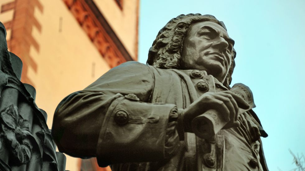 Eine Bronzestatue von Johann Sebastian Bach vor der Thomaskirche in Leipzig