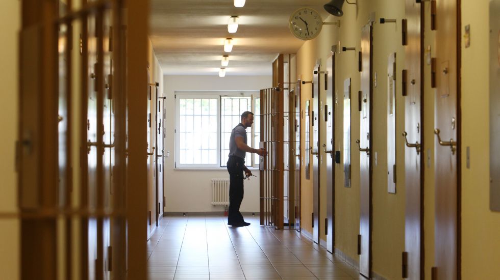 Ein Justitzbediensteter steht in der Justizvollzugsanstalt (JVA) Leipzig