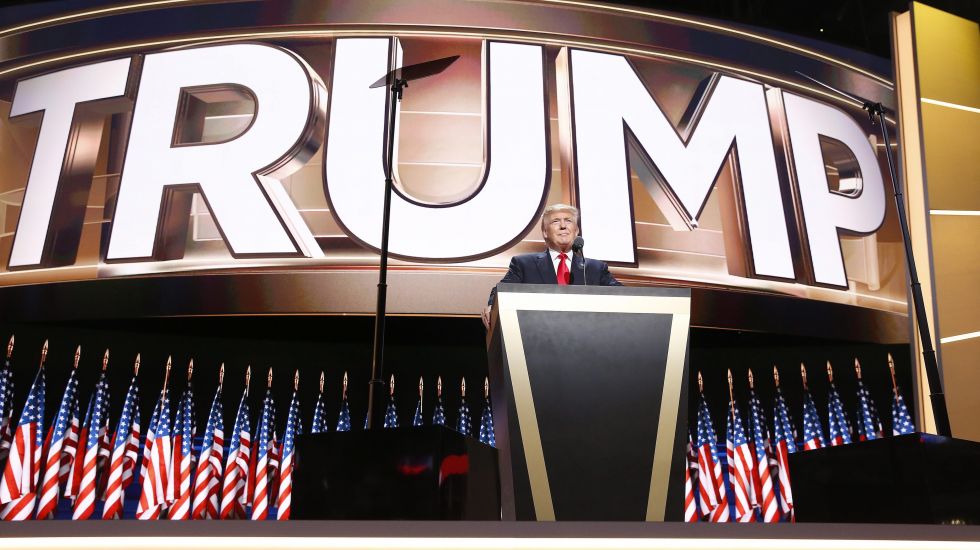 Donald Trump auf der Bühne.