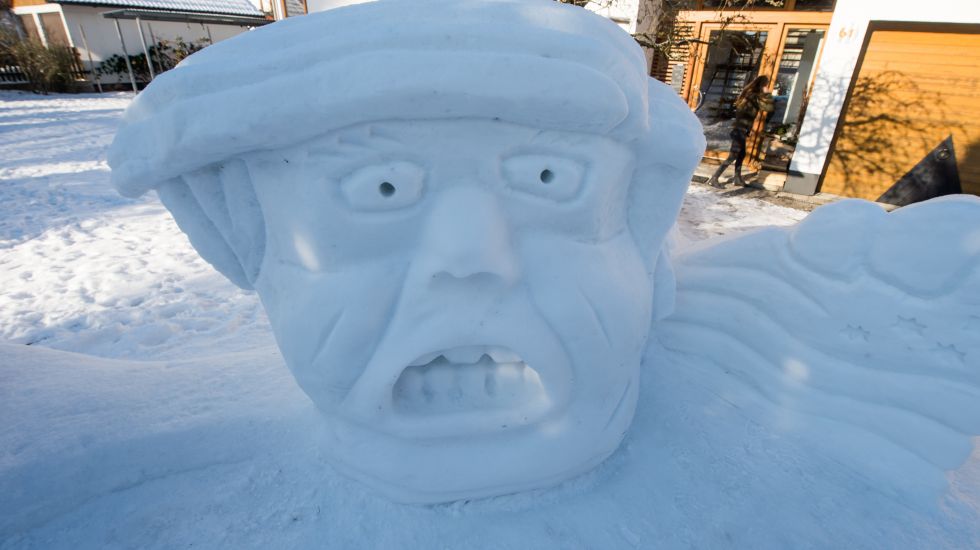 Der neue US-Präsident Donald Trump als Skulptur aus Schnee steht am 17.01.2017 in Wenzenbach (Bayern) in einem Garten