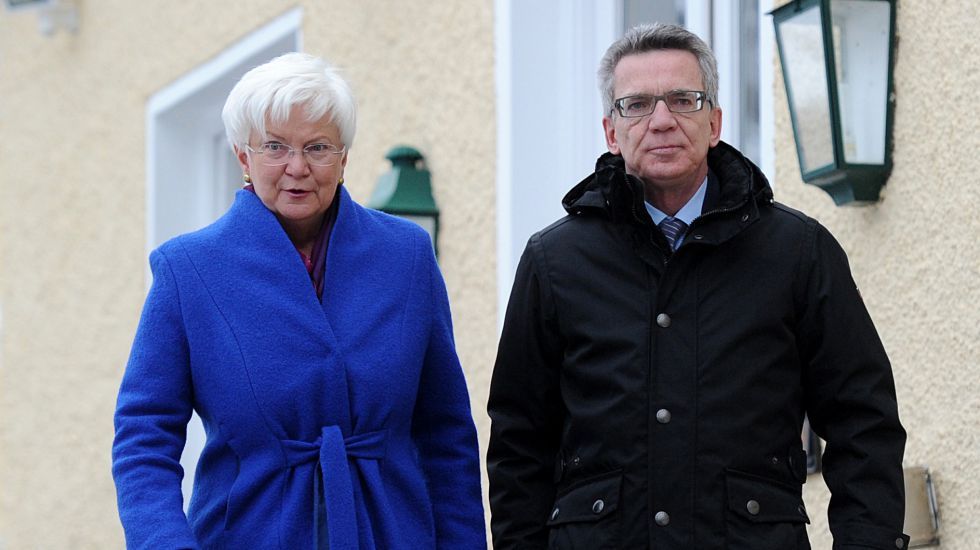 Bundesinnenminister Thomas de Maizière (CDU) und die Vorsitzende der CSU-Landesgruppe, Gerda Hasselfeldt, kommen am 09.01.2015 zur traditionellen CSU-Winterklausur in Wildbad Kreuth (Bayern)