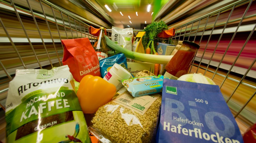 Einkaufswagen mit Bioprodukten