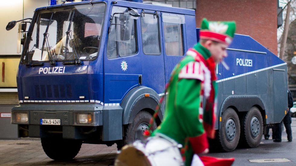 Ein Musiker einer Garde passiert am 23.02.2017 einen Wasserwerfer der Polizei vor dem Alter Markt in Köln (Nordrhein-Westfalen). Im Rheinland und anderswo beginnt an Weiberfastnacht oder Altweiber der Straßenkarneval unter verstärkten Sicherheitsvorkehrungen