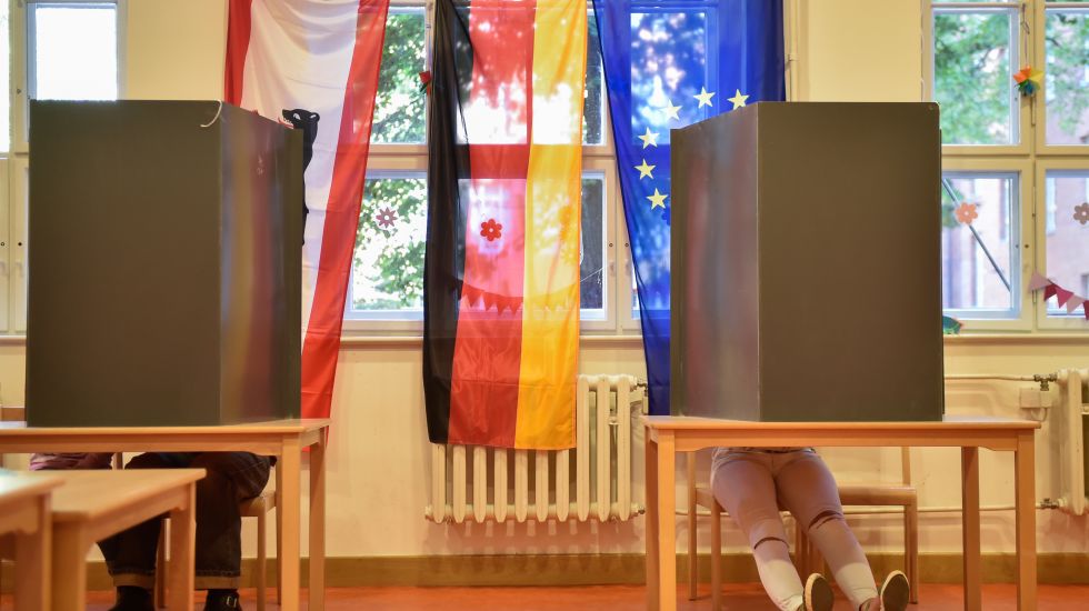Wähler in der Wahlkabine