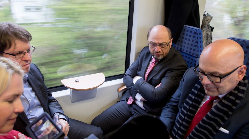 Der SPD-Kanzlerkandidat und -Parteivorsitzende Martin Schulz (2.v.r), Schleswig-Holsteins Ministerpräsident Torsten Albig (r, SPD), Schleswig-Holsteins SPD-Vorsitzender Ralf Stegner (2.v.l) und Bundesfamilienministerin Manuela Schwesig (SPD) unterhalten sich am 04.05.2017 in einem Regio-Zug auf dem Weg zu einer SPD-Wahlkampfveranstaltung von Kiel (Schleswig-Holstein) nach Lübeck