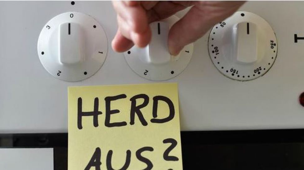 Ein Herd mit dem Hinweiszettel "Herd aus?"