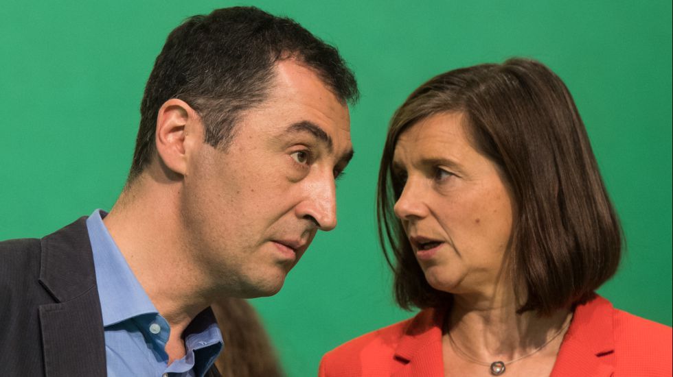 Der Bundesvorsitzende von Bündnis 90/Die Grünen, Cem Özdemir und die Bundesfraktionsvorsitzende Katrin Göring-Eckardt unterhalten sich in Münster während des Bundesparteitags ihrer Partei
