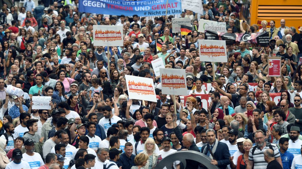 Teilnehmer gehen am 17.06.2017 bei einem Friedensmarsch von Muslimen gegen islamistische Terroranschläge in Köln (Nordrhein-Westfalen) durch die Innenstadt