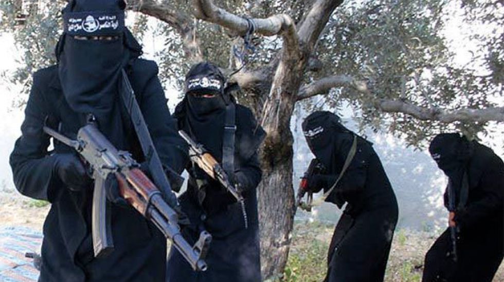 Screenshot eines Propagandavideos der IS-Miliz zeigt voll verschleierte Frauen mit Gewehren, die angeblich in der syrischen Stadt Al-Rakka operieren (undatiert). Die Frauen gehören angeblich Khansaa-Brigade a