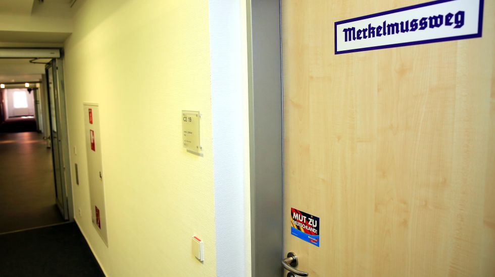 Ein Aufkleber «Merkelmussweg» aufgenommen am 09.06.2016 im Landtag von Sachsen Anhalt klebt an der Tür von einem AfD Abgeordneten