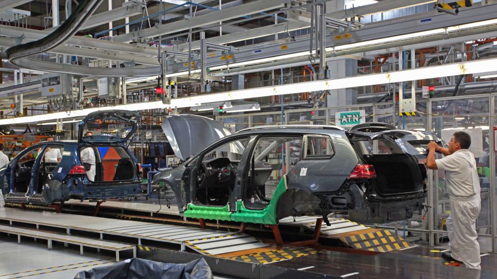 Mexikos Autoindustrie in der Krise: Arbeiter im VW-Werk in Puebla