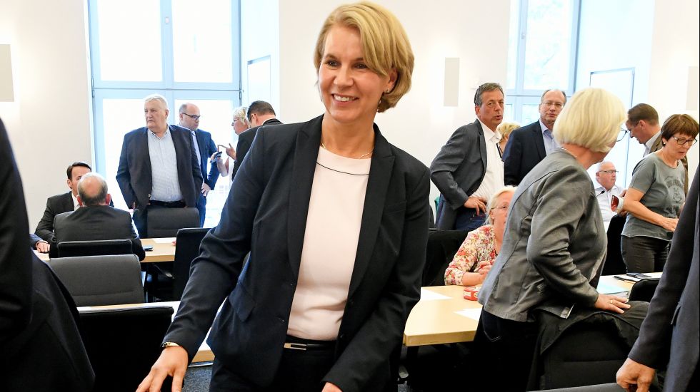 Lächelnd steht Elke Twesten am 08.08.2017 im Landtag in Hannover (Niedersachsen) an ihrem Sitzplatz im Sitzungsraum der CDU-Fraktion. Die von den Grünen zur CDU gewechselte Landtagsabgeordnete Elke Twesten nimmt erstmals an einer Sitzung der Unionsfraktion teil.