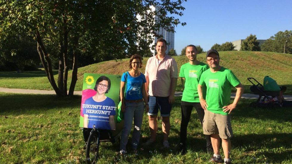 Hannah Neumann und ihr Wahlkampfteam samt Lastenfahrrad.