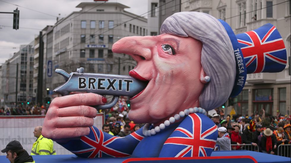 Ein Motivwagen, der die politische Situation in Großbritannien nach der Entscheidung zum Brexit aufgreift, fährt am 27.02.2017 im Rosenmontagsumzug durch Düsseldorf (Nordrhein-Westfalen). 