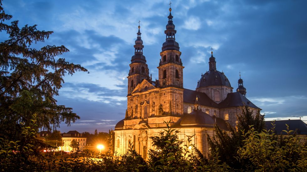 Rötlich illuminiert steht am 25.09.2017 in Fulda (Hessen) der Dom vor dem Abendhimmel. Die deutschen Bischöfe treffen sich hier in diesen Tagen zur Herbstvollversammlung der Deutschen Bischofskonferenz.