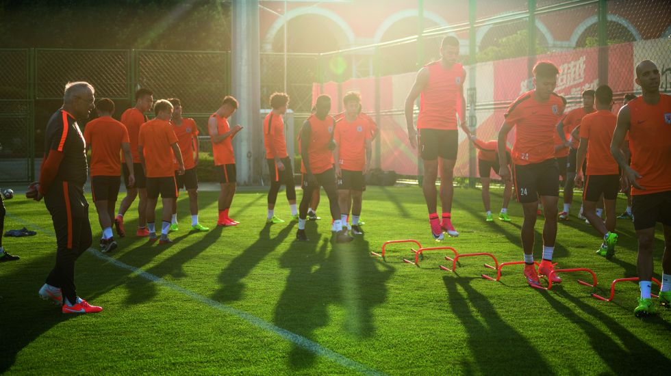 Felix Magath trainiert seine Mannschaft.