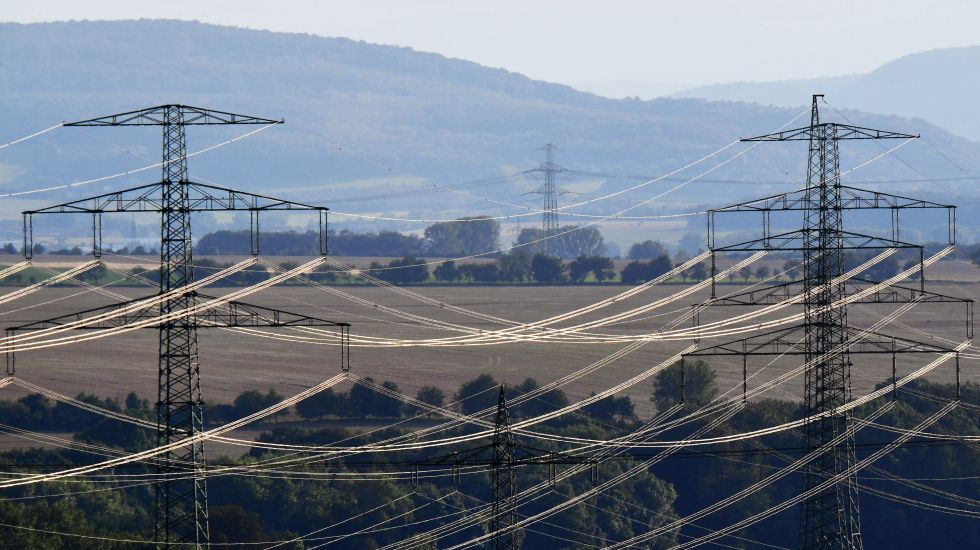 Strommasten und Stromleitungen, aufgenommen am 24.08.2017 bei Erfurt (Thüringen). 