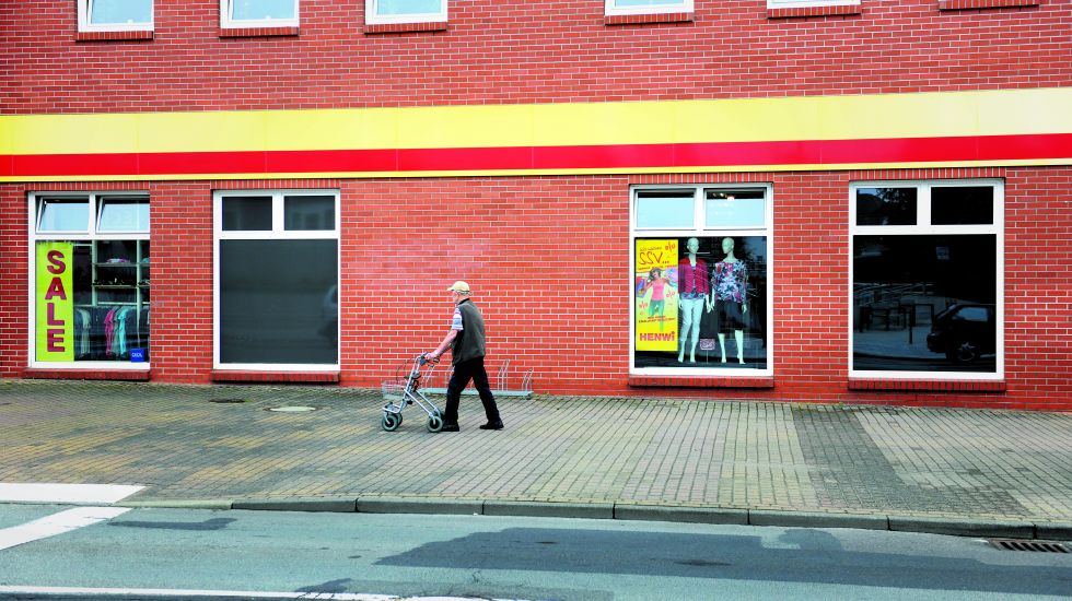 In Torgelow läuft alleine ein älterer Herr den Bürgersteig entlang. 