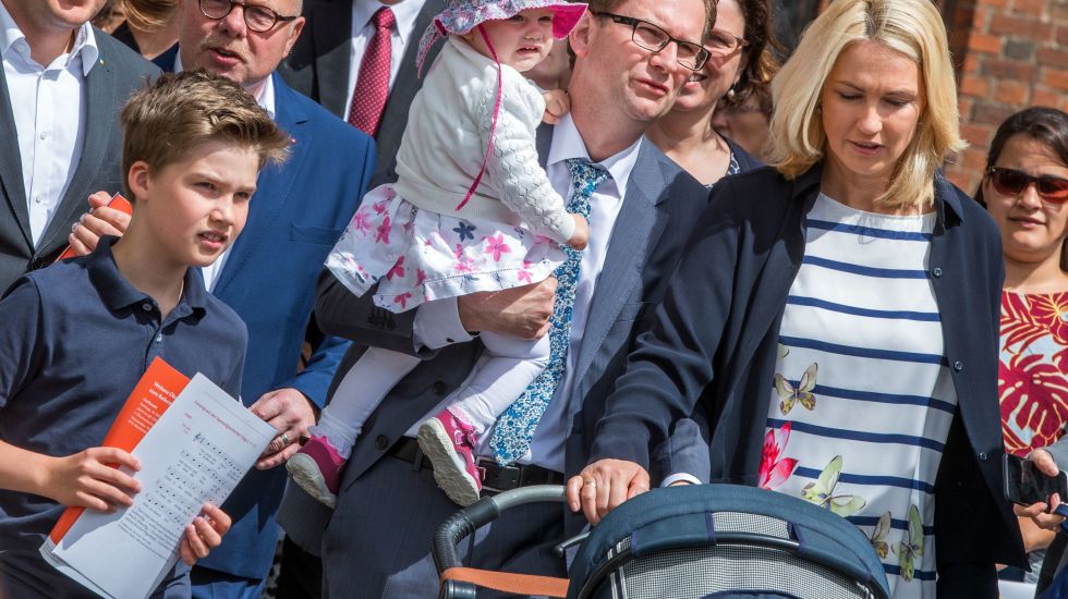 Die designierte Ministerpräsidentin von Mecklenburg-Vorpommern, Manuela Schwesig (SPD), feiert gemeinsam mit ihren Kindern Julian und Julia sowie Ehemann Stefan auf dem Marktplatz von Schwerin eine Ökumenische Pfingstfeier. 