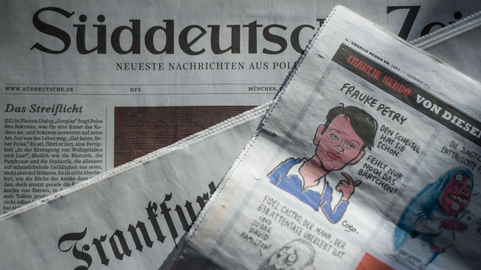Die erste deutschsprachige Ausgabe von «Charlie Hebdo» mit einer Karikatur von Frauke Petry (AfD) liegt am 01.12.2016 in Stuttgart (Baden-Württemberg) auf einem Tisch auf anderen Deutschsprachigen Zeitungen.