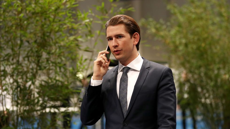 Sebastian Kurz beim Telefonieren mit dem Mobiltelefon
