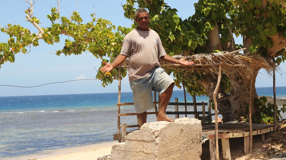 Ein Bewohner der Fidschi-Insel Waya Lailai steht auf der Treppe seines zerstörten Hauses