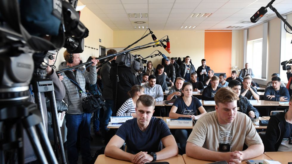 Polizeischüler werden am 03.11.2017 in Berlin in der Berliner Polizeiakademie in einem Klassenraum bei einem Pressetermin von Journalisten befragt