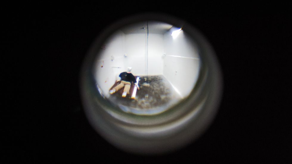 Ein mit Sensoren, Schweinehaut und Fett versehener Dummy ist am 18.08.2016 in einem Raum im Institut für Brand- und Löschforschung in Dippoldiswalde (Sachsen) zu einer Brandanalyse im Todesermittlungsverfahren des damals in Deutschland lebenden Sierra Leoner, Oury Jalloh, befestigt. 