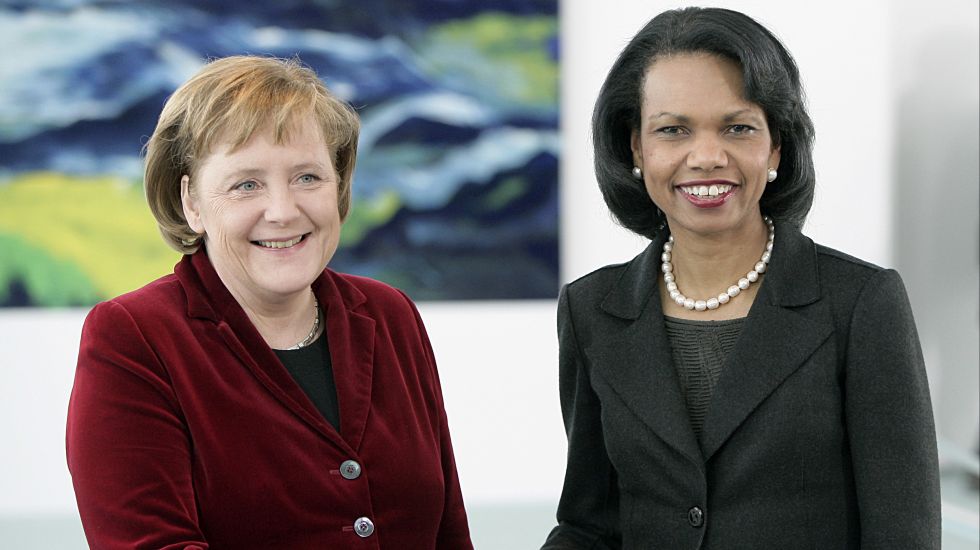 Bundeskanzlerin Angela Merkel (l) und die US-Außenministerin Condoleezza Rice treffen am Mittwoch (21.02.2007) in Berlin im Bundeskanzleramt zu einem Gespräch zusammen