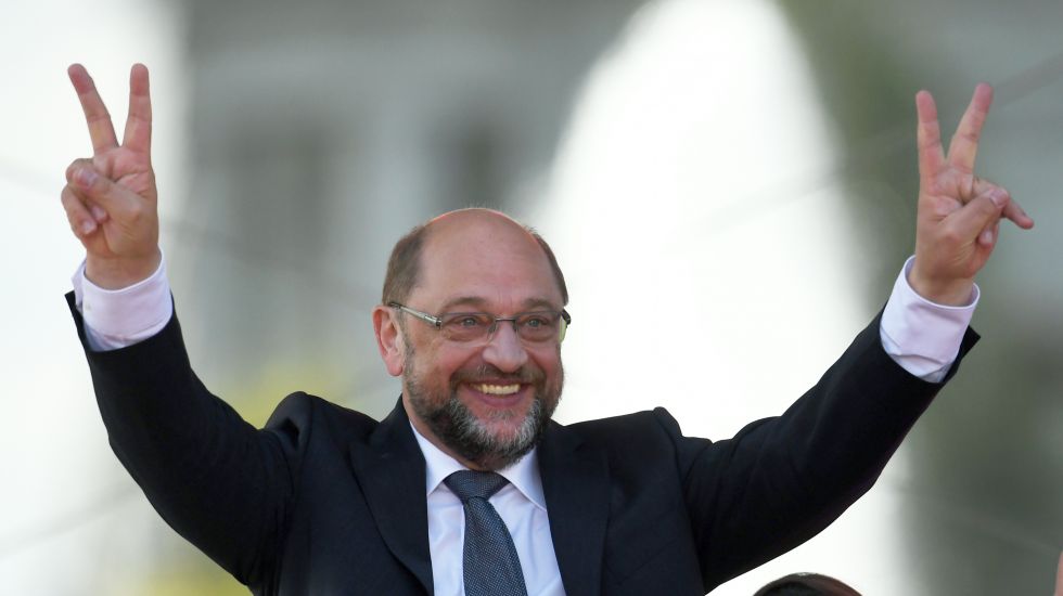 Martin Schulz hebt beide Hände zum Victory-Zeichen