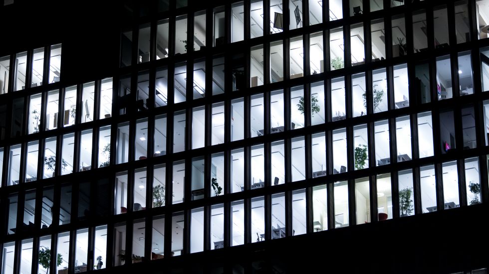 Licht brennt am 23.11.2017 in einem Bürogebäude in München (Bayern). 