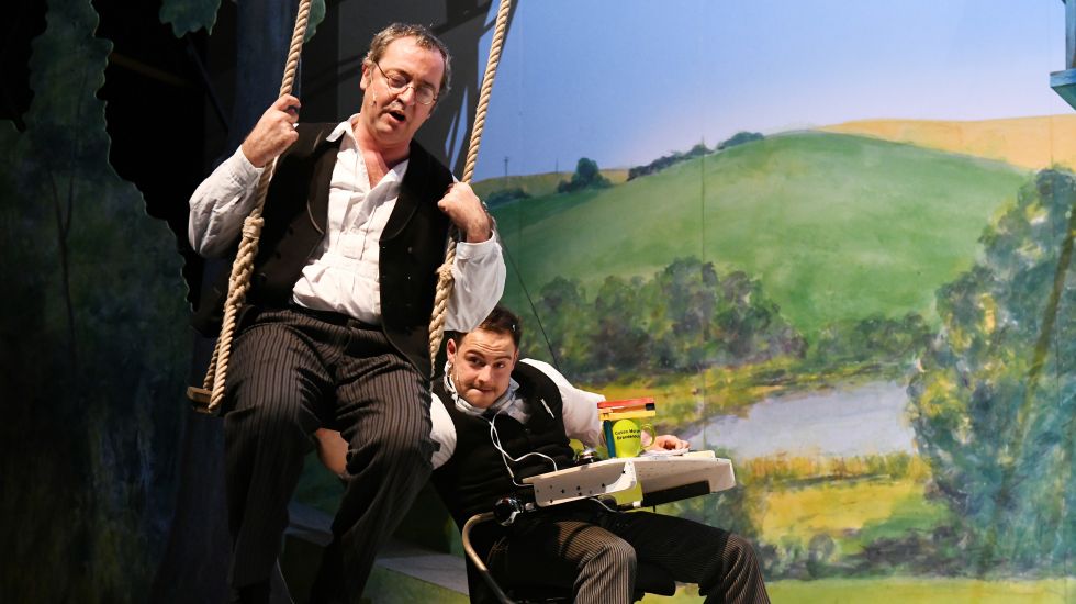 Rainald Grebe (l) und Damir Avdic spielen am 12.01.2018 in Berlin in der Fotoprobe zu dem Stück «fontane.200: Einblicke in die Vorbereitungen des Jubiläums des zweihundertsten Geburtstags Theodor Fontanes im Jahr 2019». 