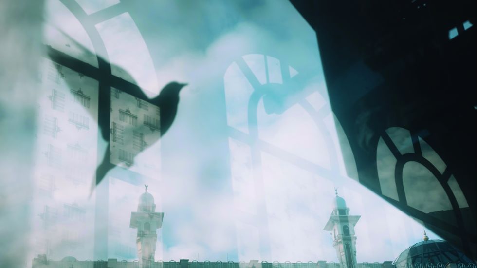 Blick auf die Omar-Moschee in Berlin-Kreuzberg mit Taube im Spiegelbild / Tobias Kruse