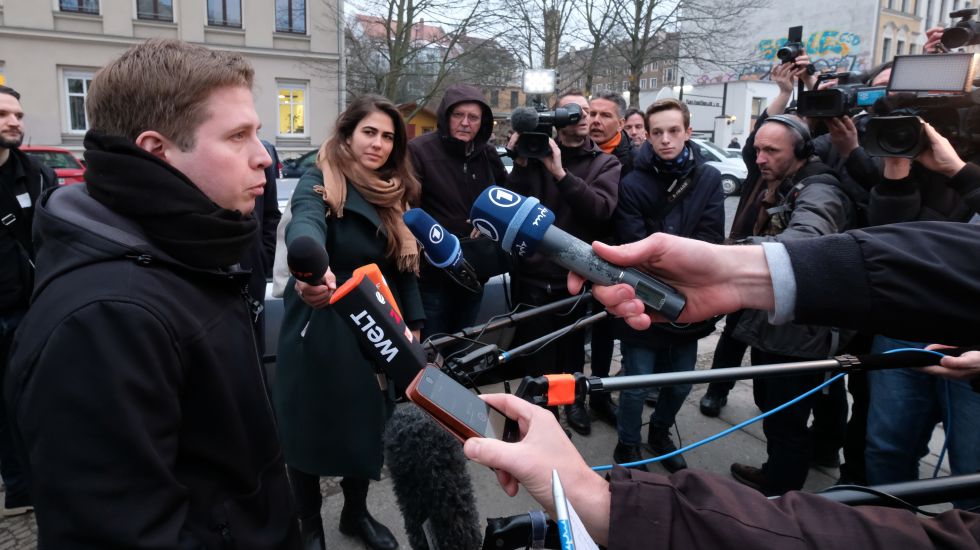 Juso-Vorsitzender Kevin Kühnert spricht in Fernsehmikrofone