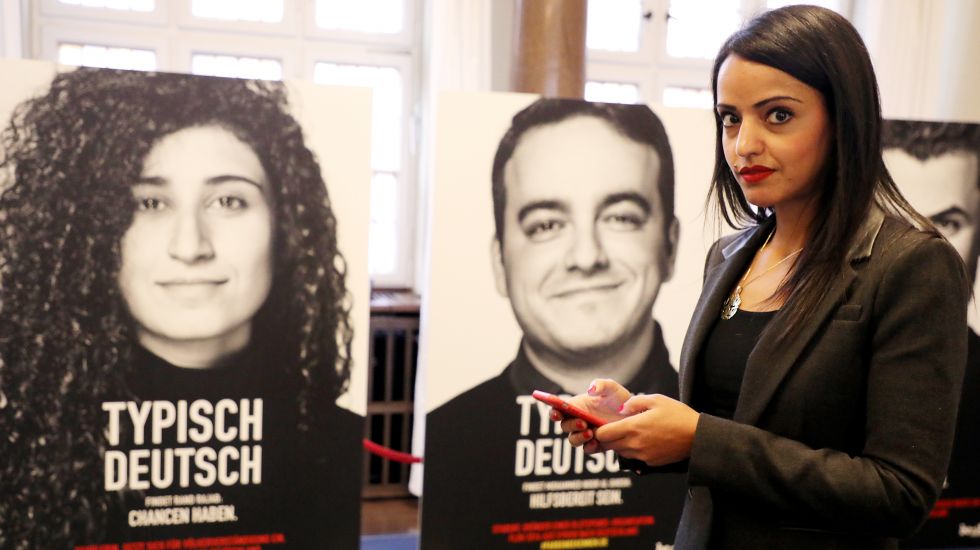 Die Staatssekretärin Sawsan Chebli stellt am 13.11.2017 im Roten Rathaus in Berlin während einer Pressekonferenz die Kampagne "Farben bekennen" vor. Auf Plakaten und in Videos zeigen Geflüchtete, was sie an ihrer neuen Heimat Berlin begeistert, was für sie "typisch deutsch" ist und wie sie sich eine gemeinsame Zukunft vorstellen