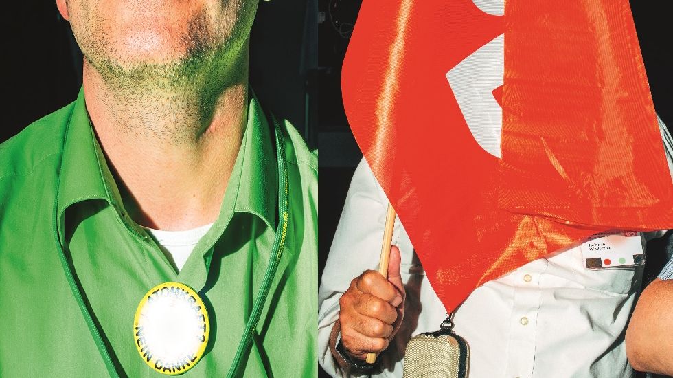 Grünen Mitglied mit Anti-Atomkraft-Button (links) und SPD-Fahnenschwenker (rechts)
