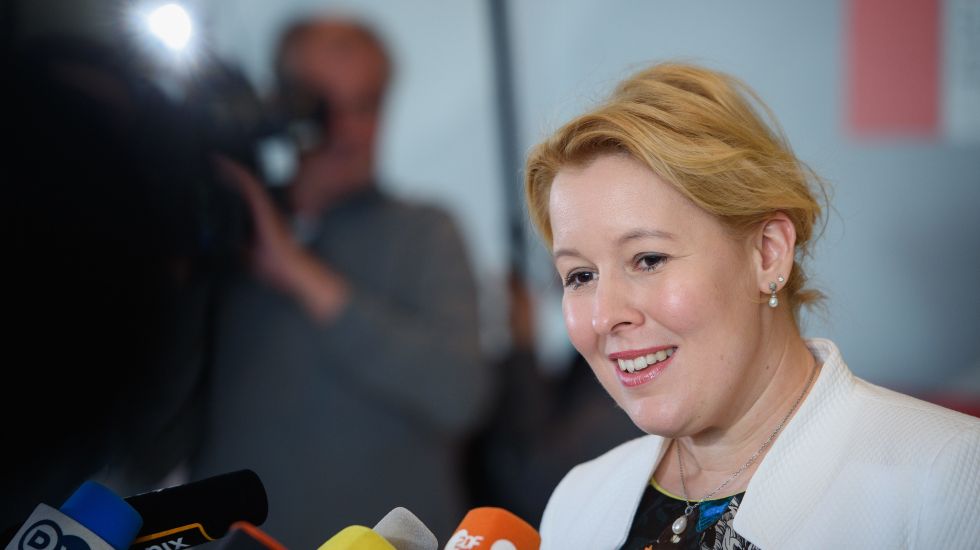 Familienministerin Franziska Giffey spricht in Fernseh-Mikrofone