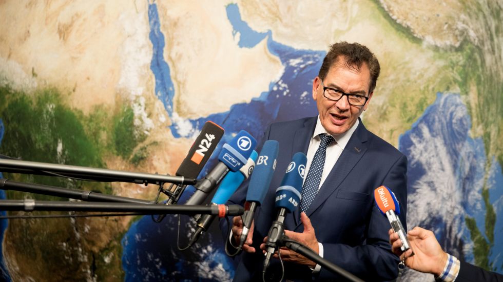 Der Bundesminister für wirtschaftliche Zusammenarbeit und Entwicklung, Gerd Müller (CSU), spricht am 12.06.2017 in Berlin zu Beginn der G20 Afrika-Partnerschaftskonferenz zu den Medienvertretern.